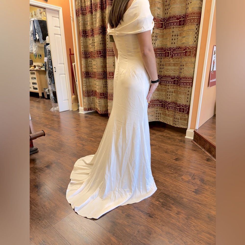 Beautiful wedding dress with tag still on it! Too big up top for me